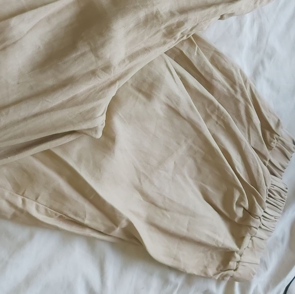 TAN CARGO JOGGERS NEVER WORN - Picture 2 of 2